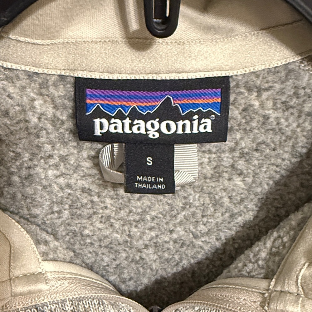 Patagonia Heathered Gray and Cream Fleece Pullover - Picture 2 of 3